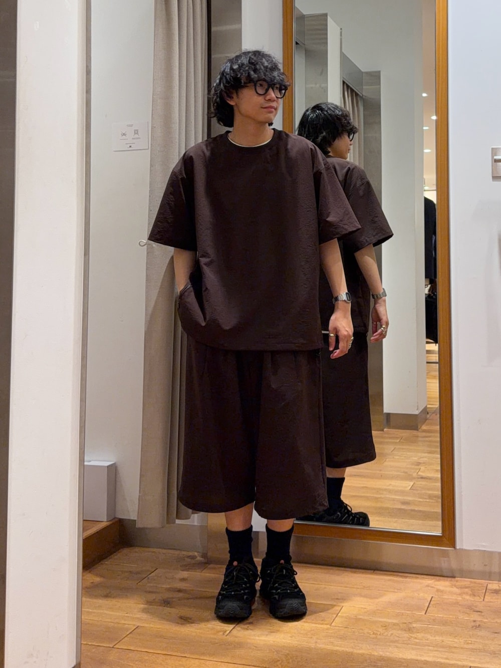 ブラウン系のその他パンツ、ブラウン系のTシャツ/カットソーを着用したメンズの夏コーディネートの2枚目の写真