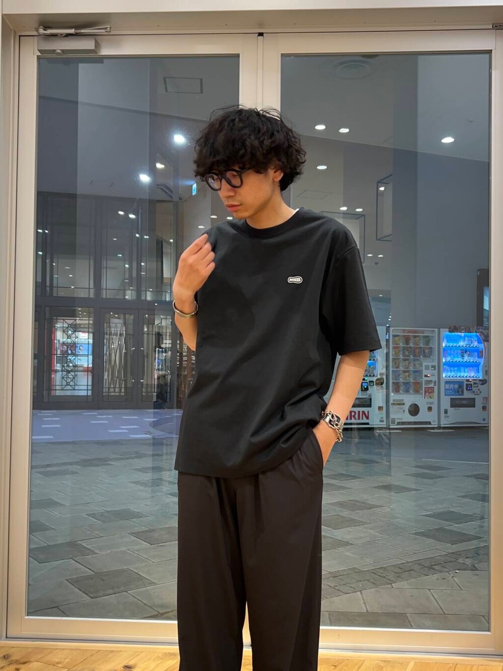 ブラック系のサンダル、ブラック系のその他パンツ、ブラック系のTシャツ/カットソーを着用したメンズの夏コーディネートの2枚目の写真