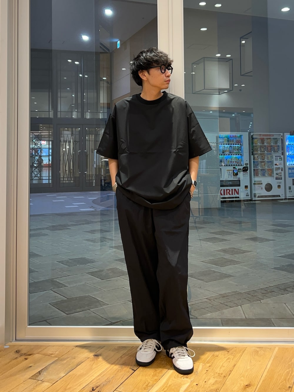 ブラック系のTシャツ/カットソー、ブラック系のその他パンツを着用したメンズの夏コーディネートの3枚目の写真