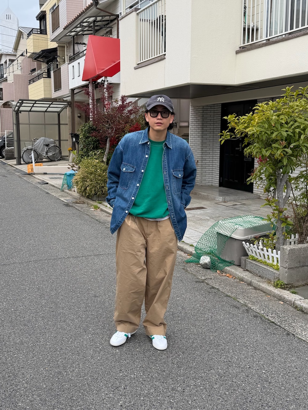 ベージュ系のその他パンツ、ホワイト系のスニーカーを着用したメンズの春コーディネートの2枚目の写真