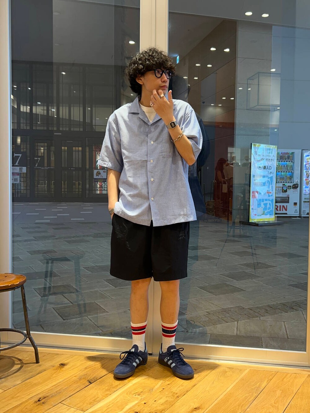 ブルー系のシャツ/ブラウス、ホワイト系のTシャツ/カットソーを着用したメンズの夏コーディネートの2枚目の写真