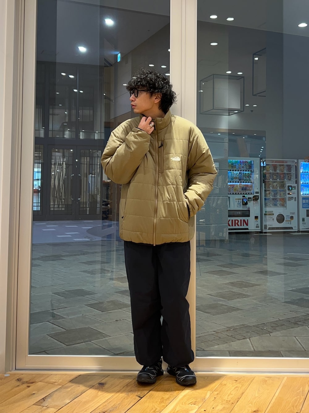 グリーン系のその他アウター、グレー系のスウェットを着用したメンズの冬コーディネートの2枚目の写真