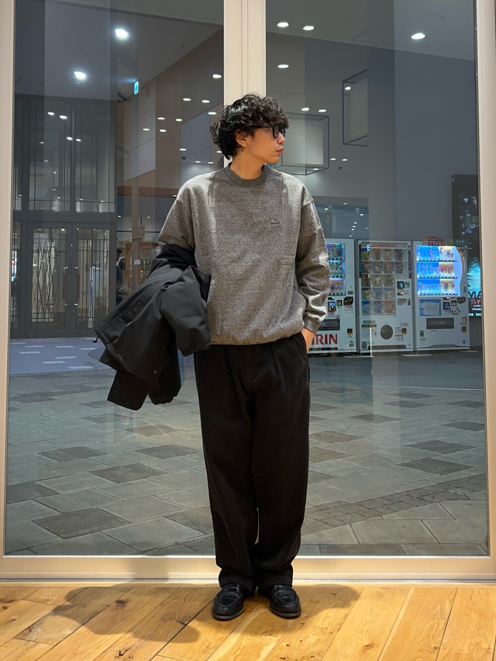 グレー系のスウェット、グレー系のその他パンツ、ブラック系のブルゾンを着用したメンズの秋コーディネートの4枚目の写真