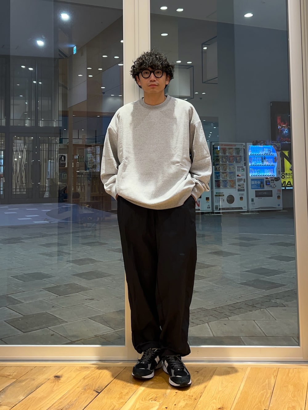 グレー系のスウェット、ブラック系のその他パンツを着用したメンズの秋コーディネートの2枚目の写真