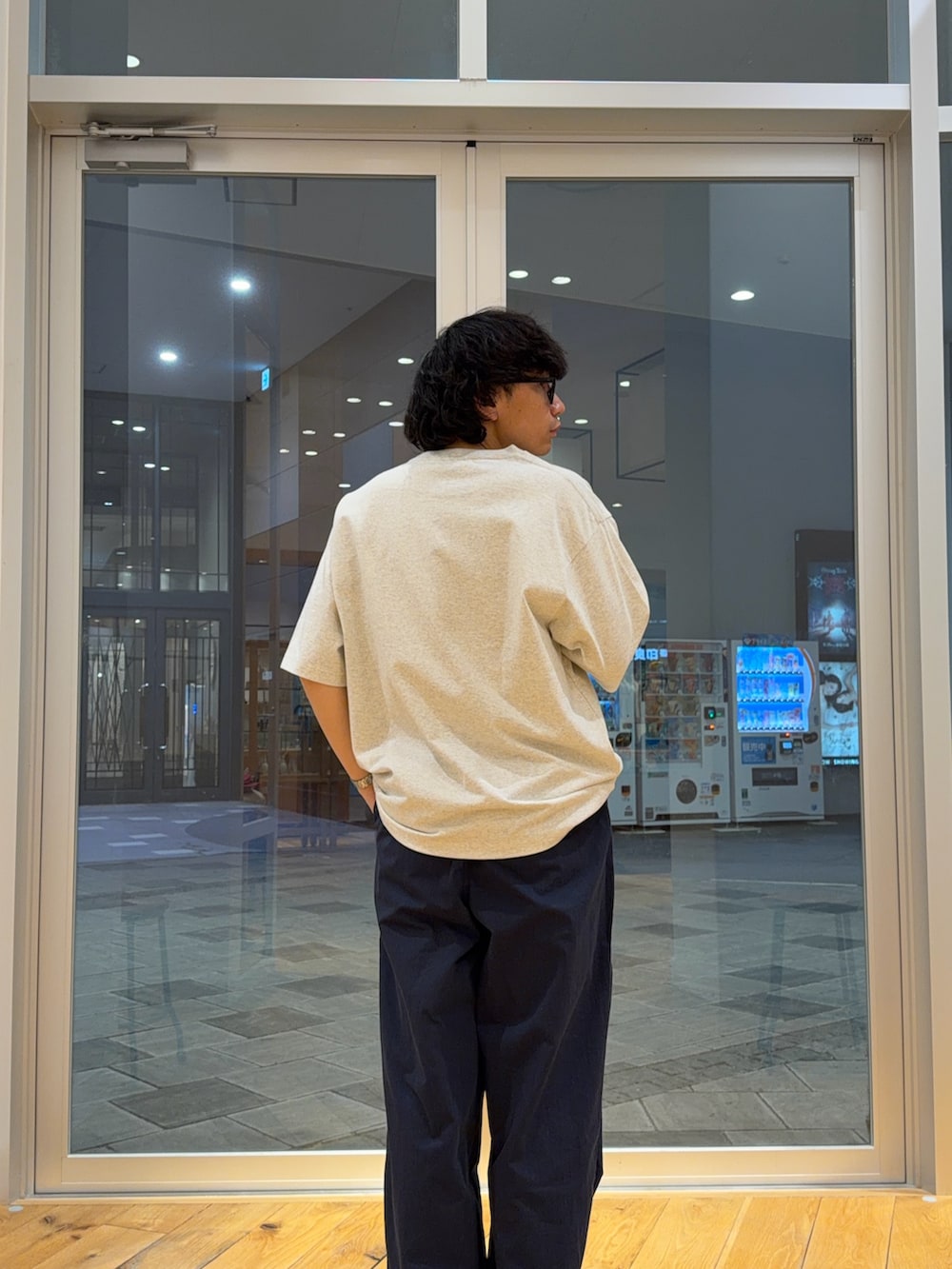 グレー系のTシャツ/カットソー、ブルー系のその他パンツを着用したメンズの春コーディネートの3枚目の写真