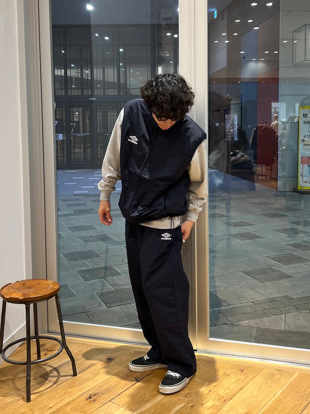 グレー系のスウェット、ブルー系のその他パンツ、ブルー系のベストを着用したメンズの秋コーディネートの3枚目の写真