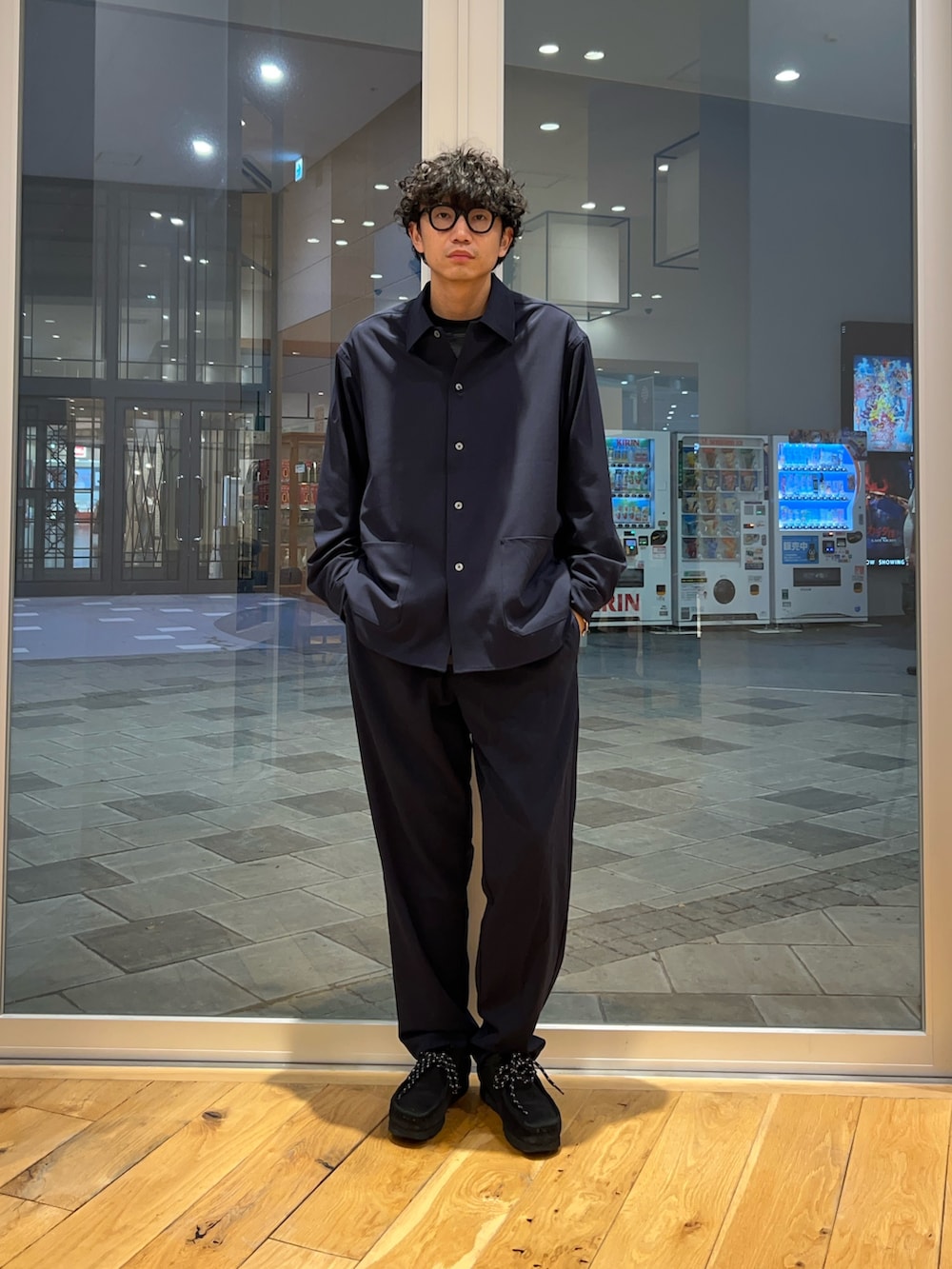 ブラック系のTシャツ/カットソー、ブルー系のその他アウター、ブルー系のその他パンツを着用したメンズの秋コーディネートの2枚目の写真