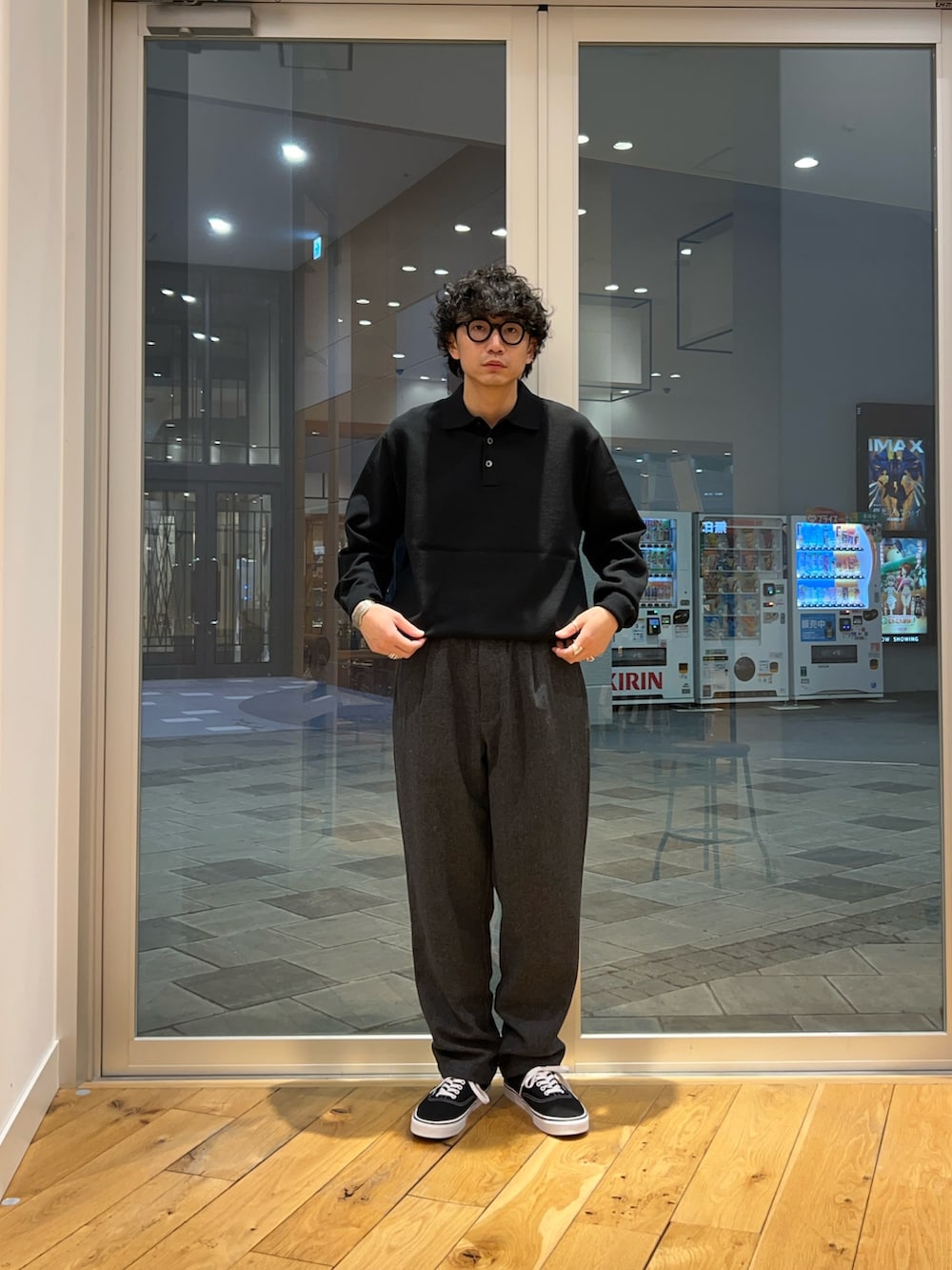 ブラック系のポロシャツ、ブラック系のその他パンツ、ブラック系のスニーカーを着用したメンズの冬コーディネートの2枚目の写真