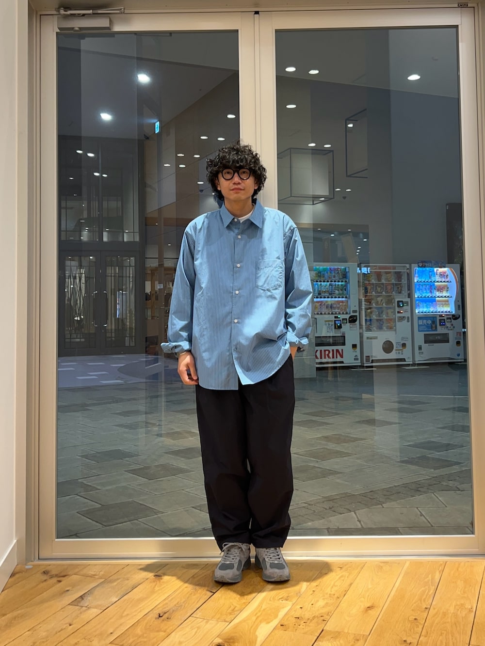 ブルー系のシャツ/ブラウス、ブルー系のその他パンツ、ホワイト系のTシャツ/カットソーを着用したメンズの春コーディネートの2枚目の写真