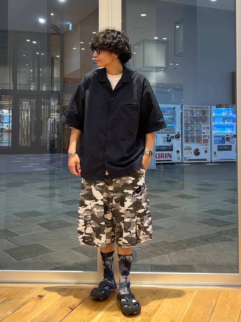 ブルー系のシャツ/ブラウス、ホワイト系のその他パンツ、ホワイト系のTシャツ/カットソーを着用したメンズの夏コーディネートの2枚目の写真