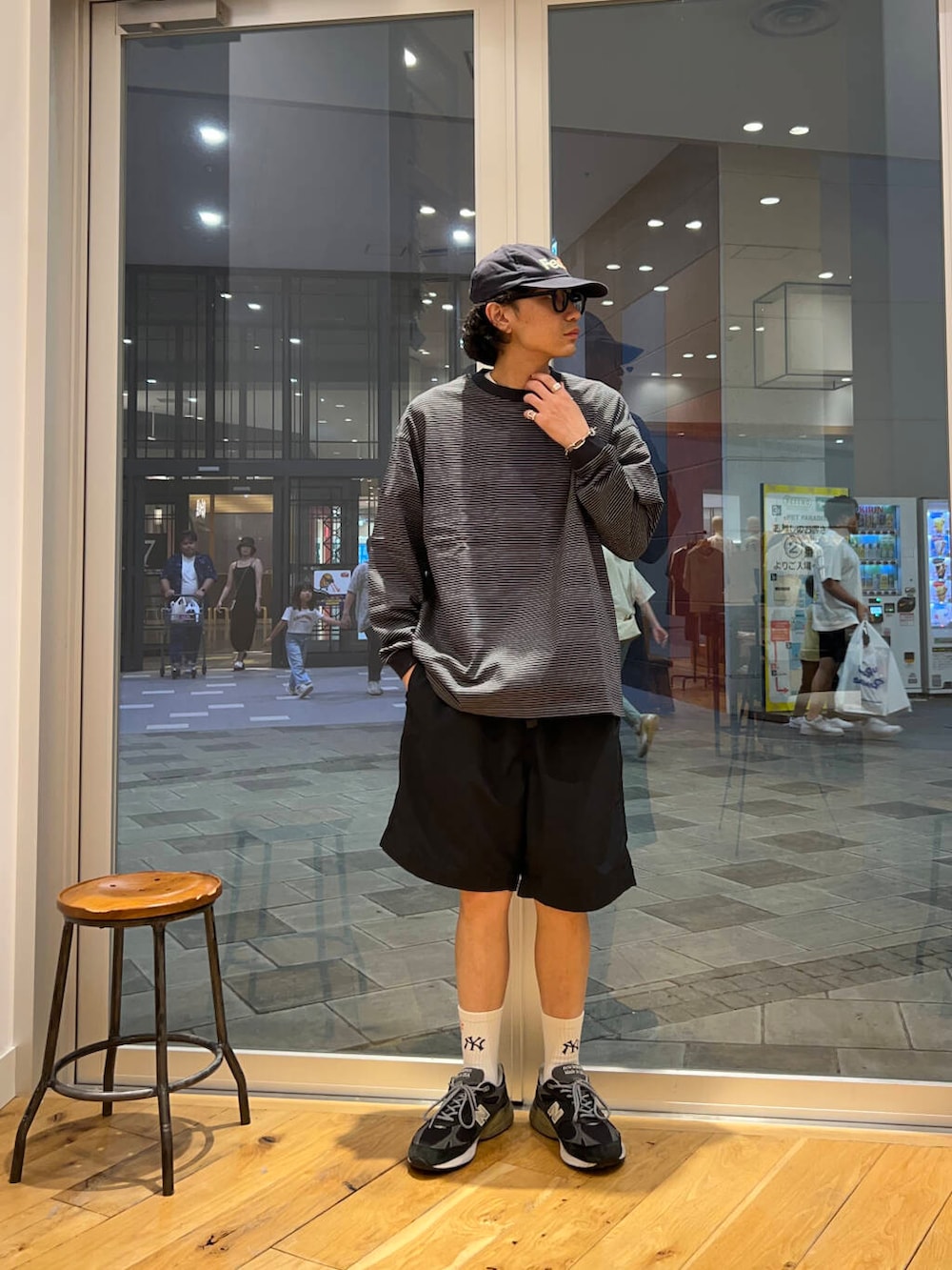 ブラック系のその他パンツ、グレー系のTシャツ/カットソーを着用したメンズの夏コーディネートの2枚目の写真