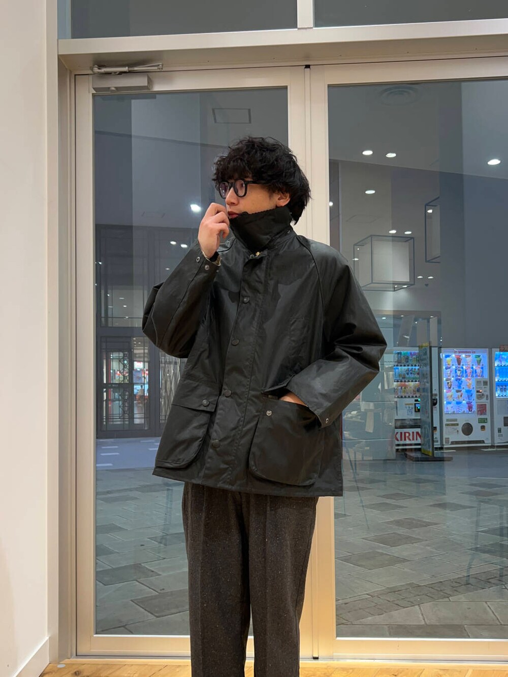 グレー系のその他パンツ、レッド系のスウェット、グリーン系のテーラードジャケットを着用したメンズの冬コーディネートの4枚目の写真