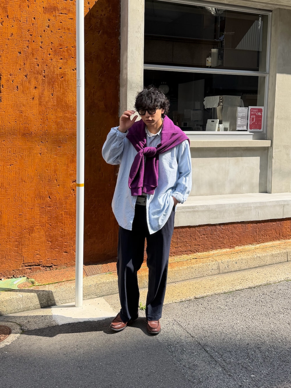 ブルー系のその他パンツを着用したメンズの春コーディネートの2枚目の写真