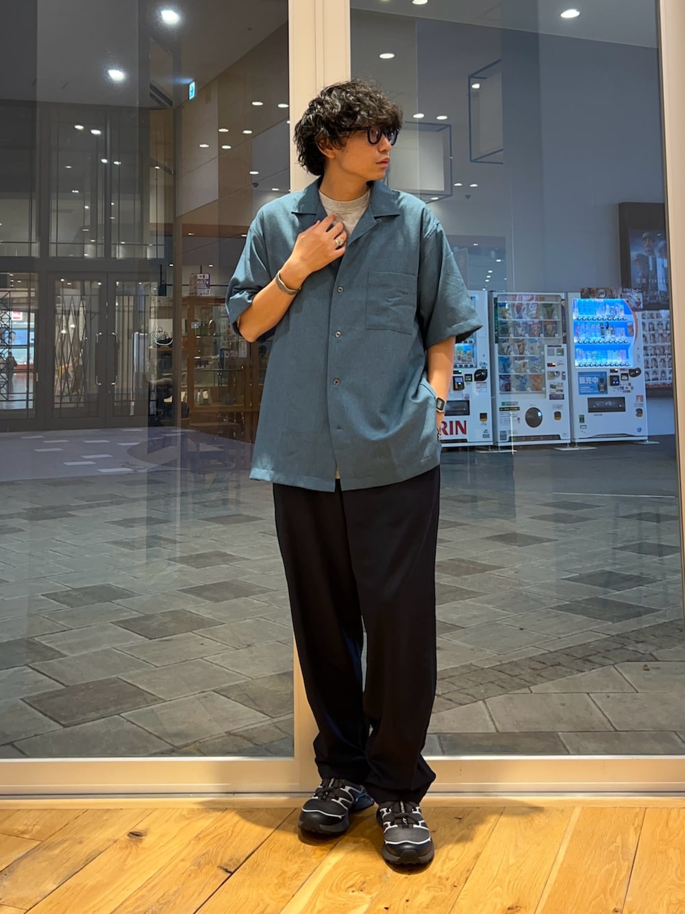 ブルー系のその他パンツ、ブルー系のシャツ/ブラウスを着用したメンズの夏コーディネートの2枚目の写真