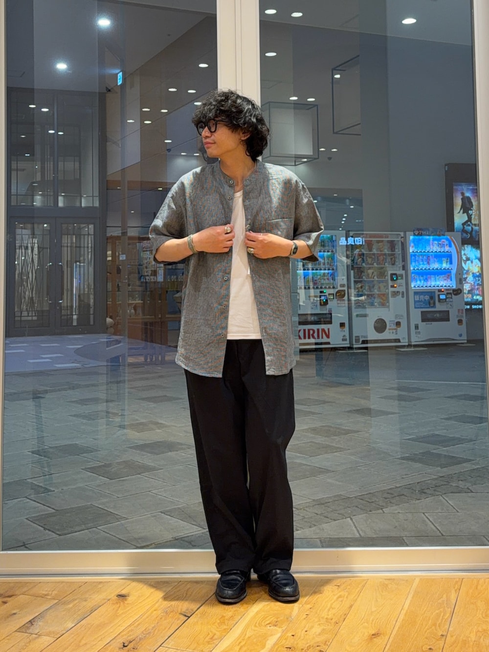その他のシャツ/ブラウス、ブラック系のその他パンツを着用したメンズの春コーディネートの2枚目の写真