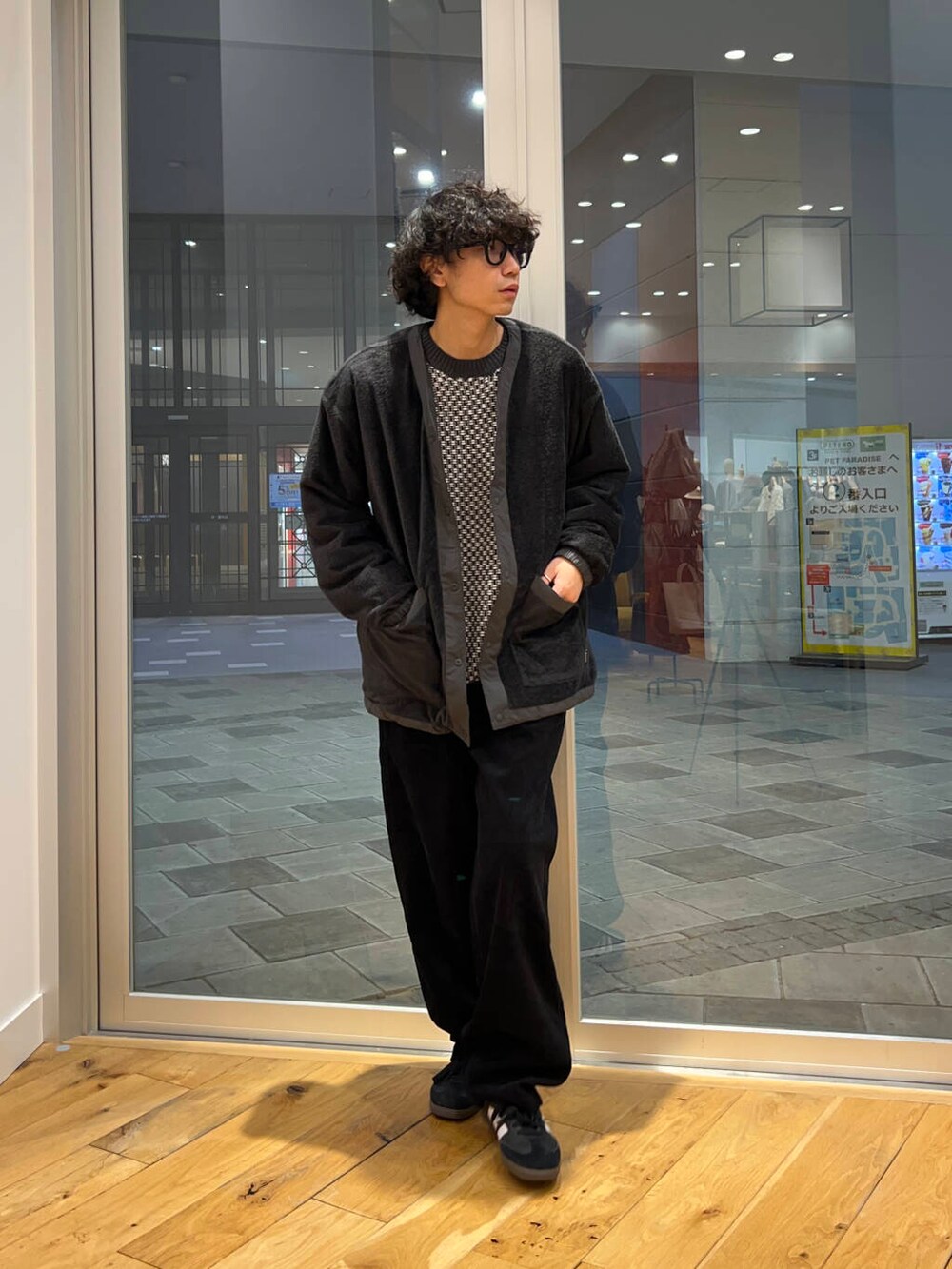 ブラック系のスニーカー、ブラック系のその他パンツ、ホワイト系のニット/セーターを着用したメンズの冬コーディネートの3枚目の写真