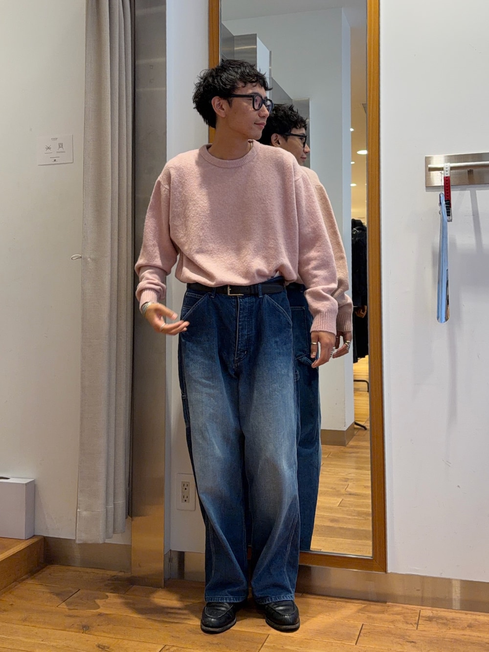 ピンク系のニット/セーターを着用したメンズの秋コーディネートの2枚目の写真
