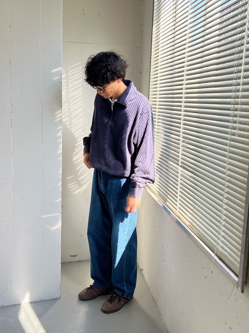 ブルー系のスウェットを着用したメンズの冬コーディネートの2枚目の写真