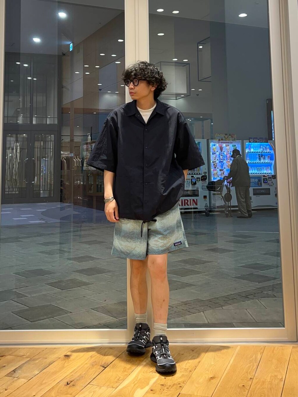 ブルー系のシャツ/ブラウス、グレー系のスニーカー、グレー系のTシャツ/カットソーを着用したメンズの春コーディネートの2枚目の写真