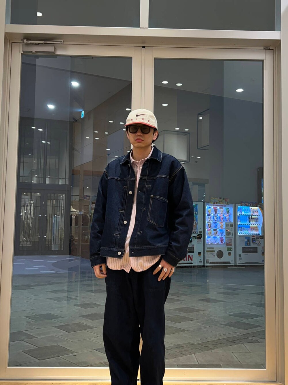 ブルー系のデニムパンツ、ブルー系のデニムジャケット、ピンク系のシャツ/ブラウスを着用したメンズの春コーディネートの3枚目の写真