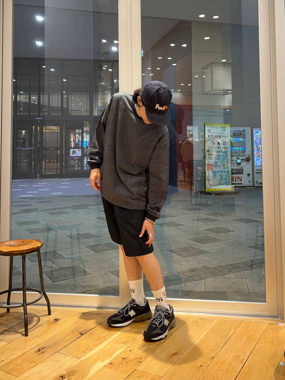 ブラック系のその他パンツ、グレー系のTシャツ/カットソーを着用したメンズの夏コーディネートの3枚目の写真