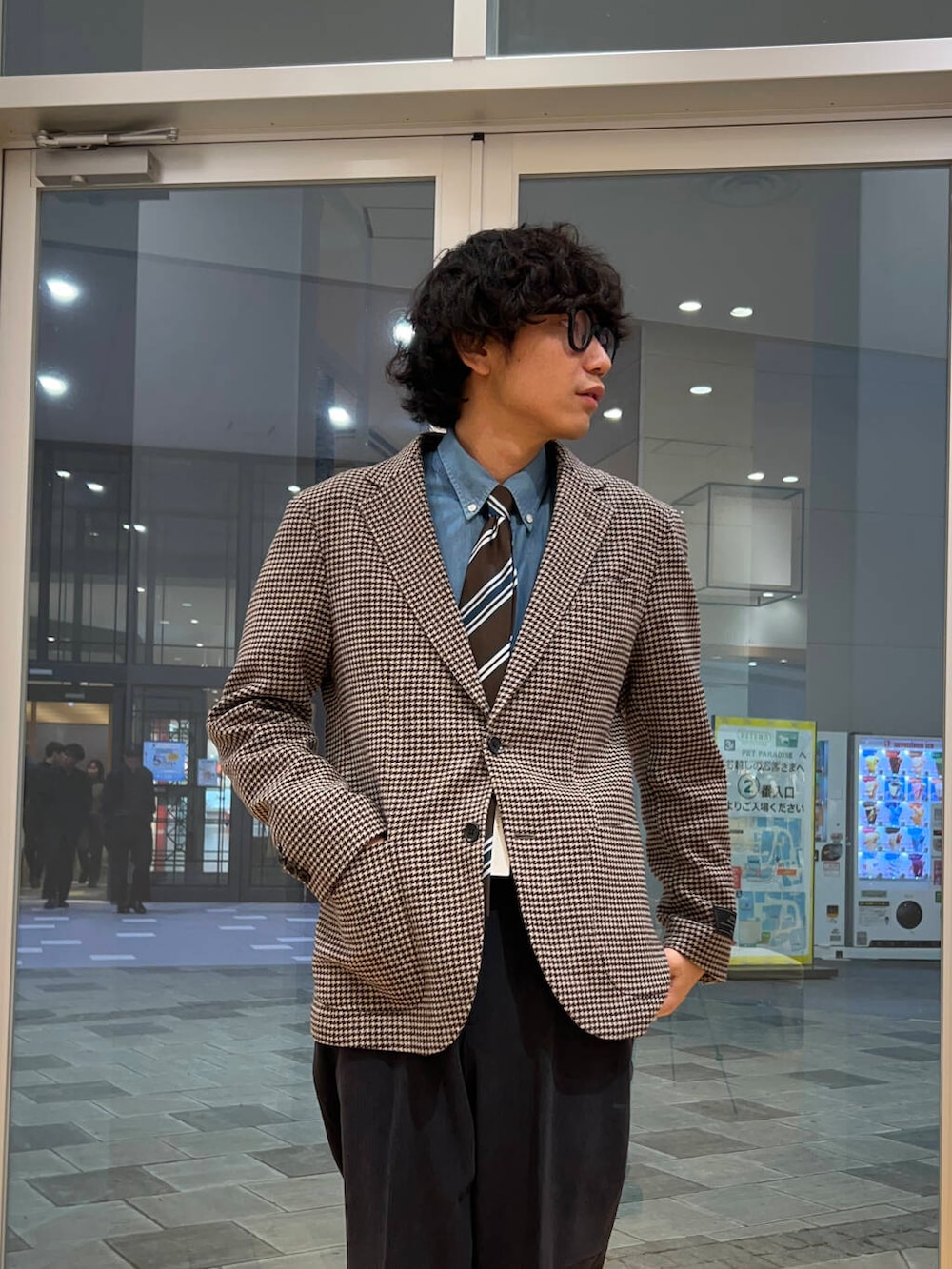ブラック系のドレスシューズ、ブルー系のシャツ/ブラウス、ブラウン系のネクタイを着用したメンズの秋コーディネートの2枚目の写真