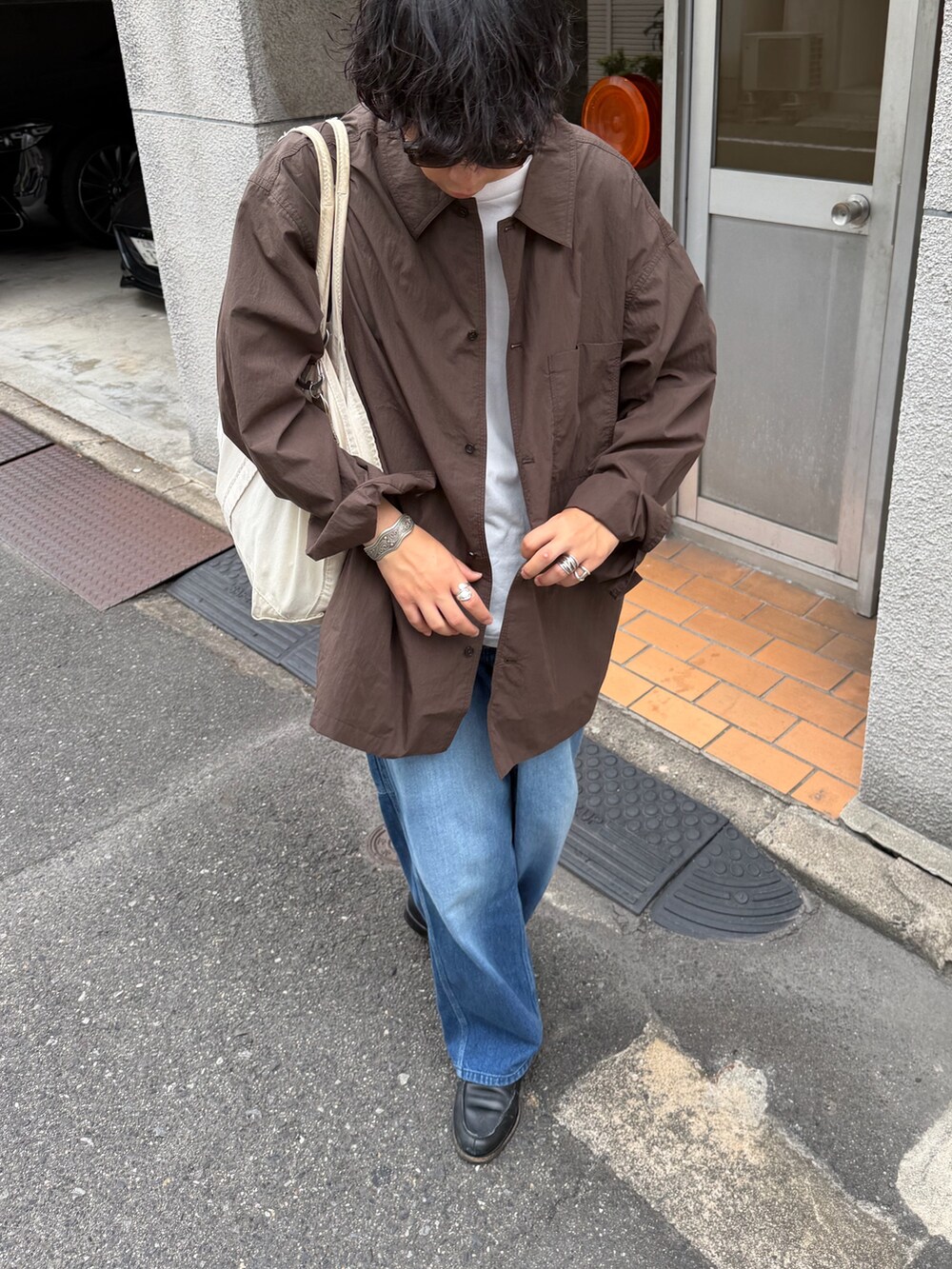 ブラウン系のシャツ/ブラウスを着用したメンズの秋コーディネートの2枚目の写真