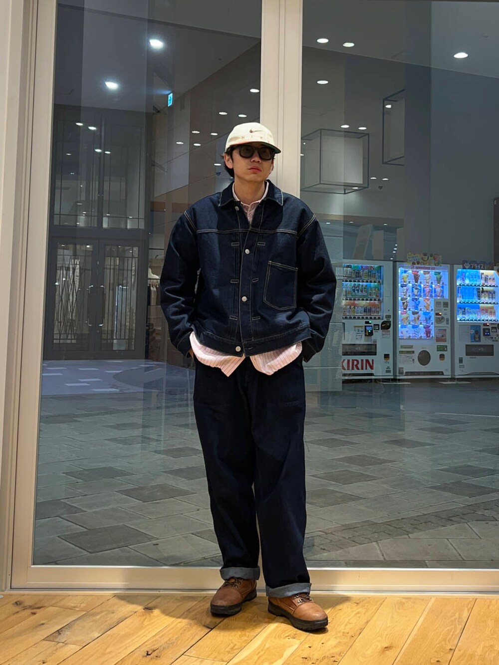 ブルー系のデニムパンツ、ブルー系のデニムジャケット、ピンク系のシャツ/ブラウスを着用したメンズの春コーディネートの2枚目の写真