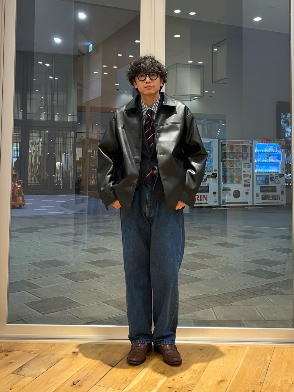 ブルー系のその他アウター、ブルー系のデニムパンツ、ブラック系のライダースジャケットを着用したメンズの秋コーディネートの3枚目の写真