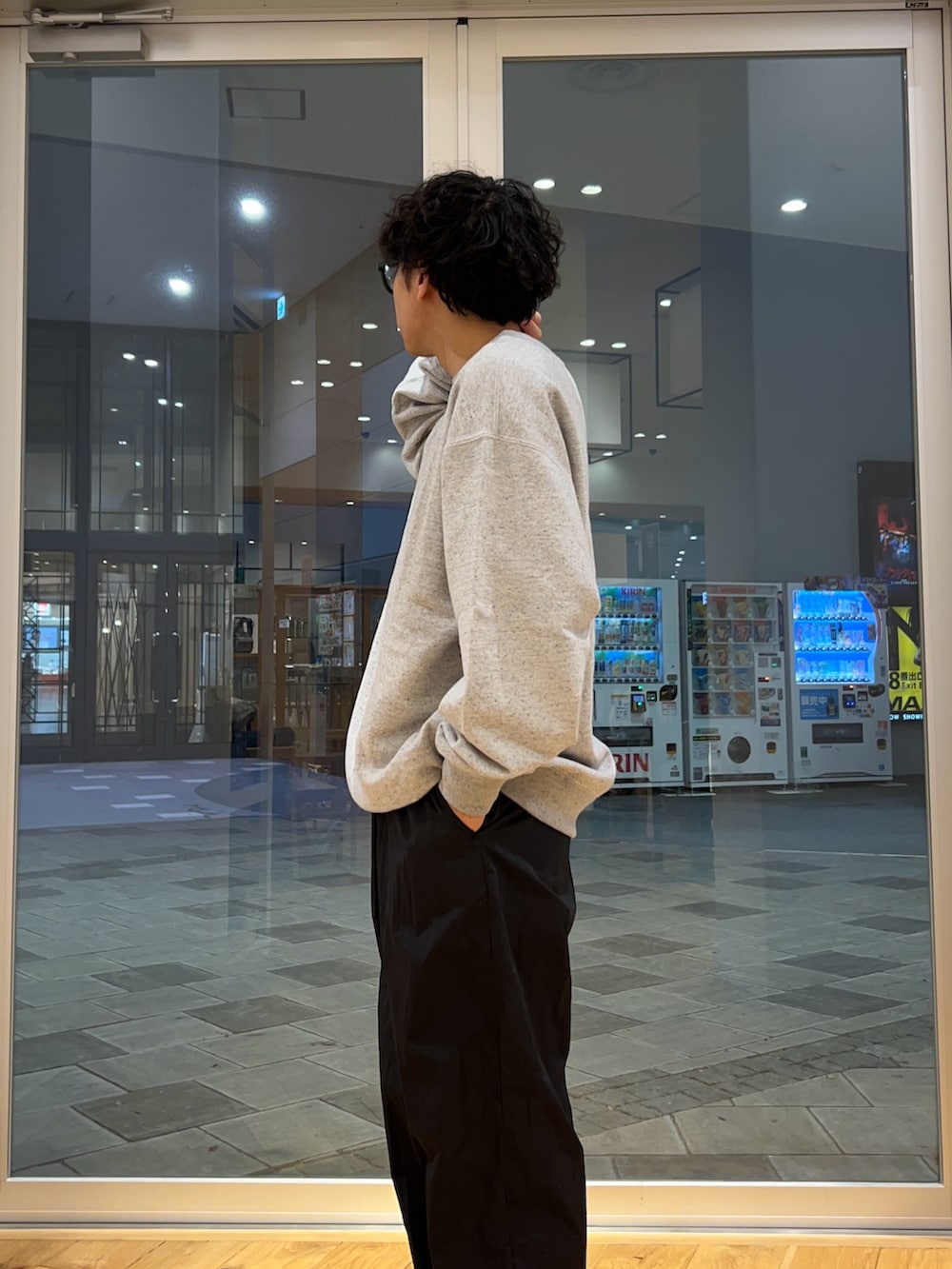 グレー系のスウェット、ブラック系のその他パンツを着用したメンズの秋コーディネートの3枚目の写真