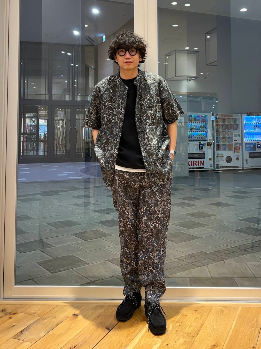 グリーン系のシャツ/ブラウス、グリーン系のその他パンツ、ブラック系のTシャツ/カットソーを着用したメンズの夏コーディネートの2枚目の写真