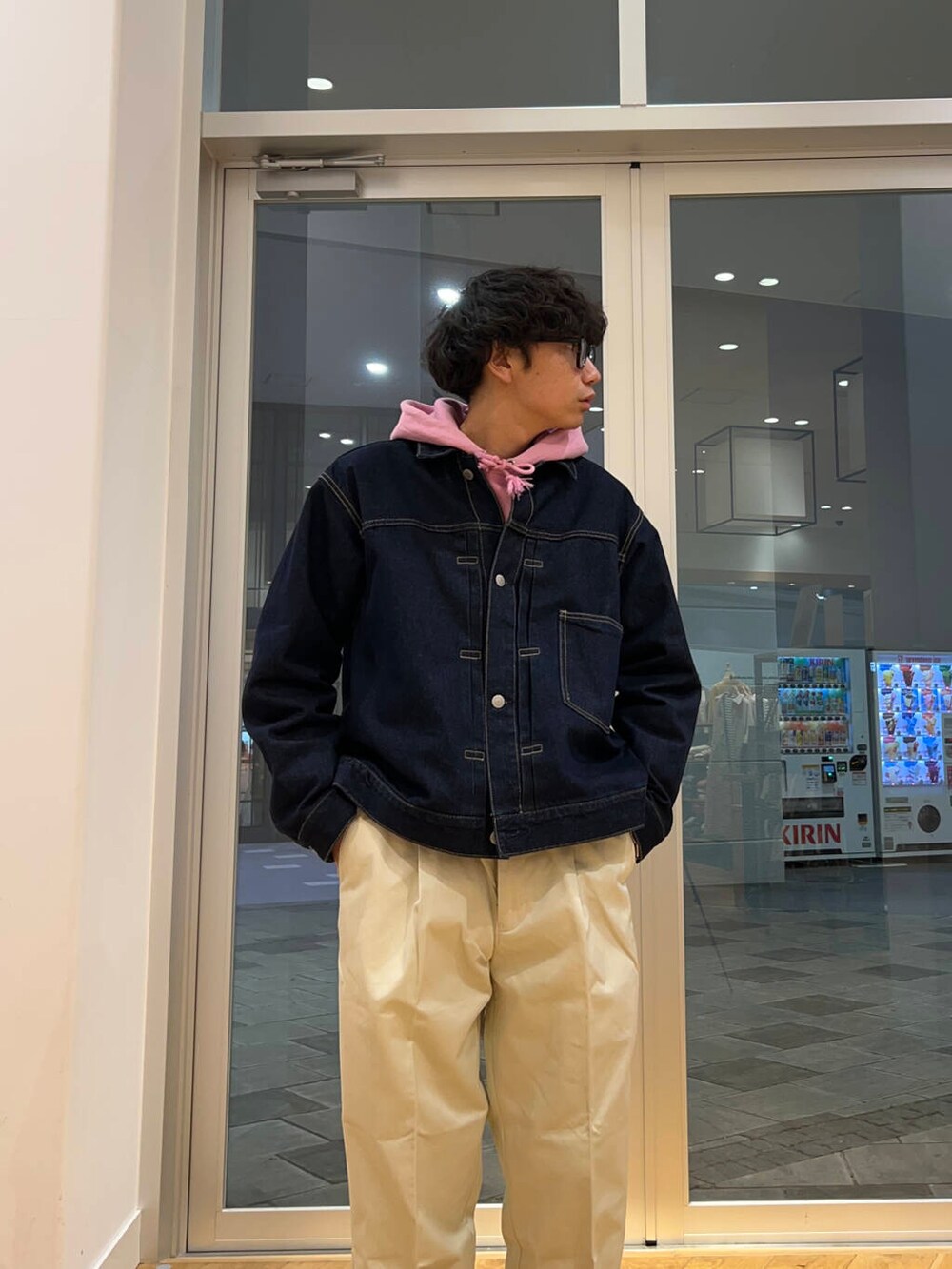 ホワイト系のその他パンツ、ブルー系のデニムジャケットを着用したメンズの冬コーディネートの3枚目の写真