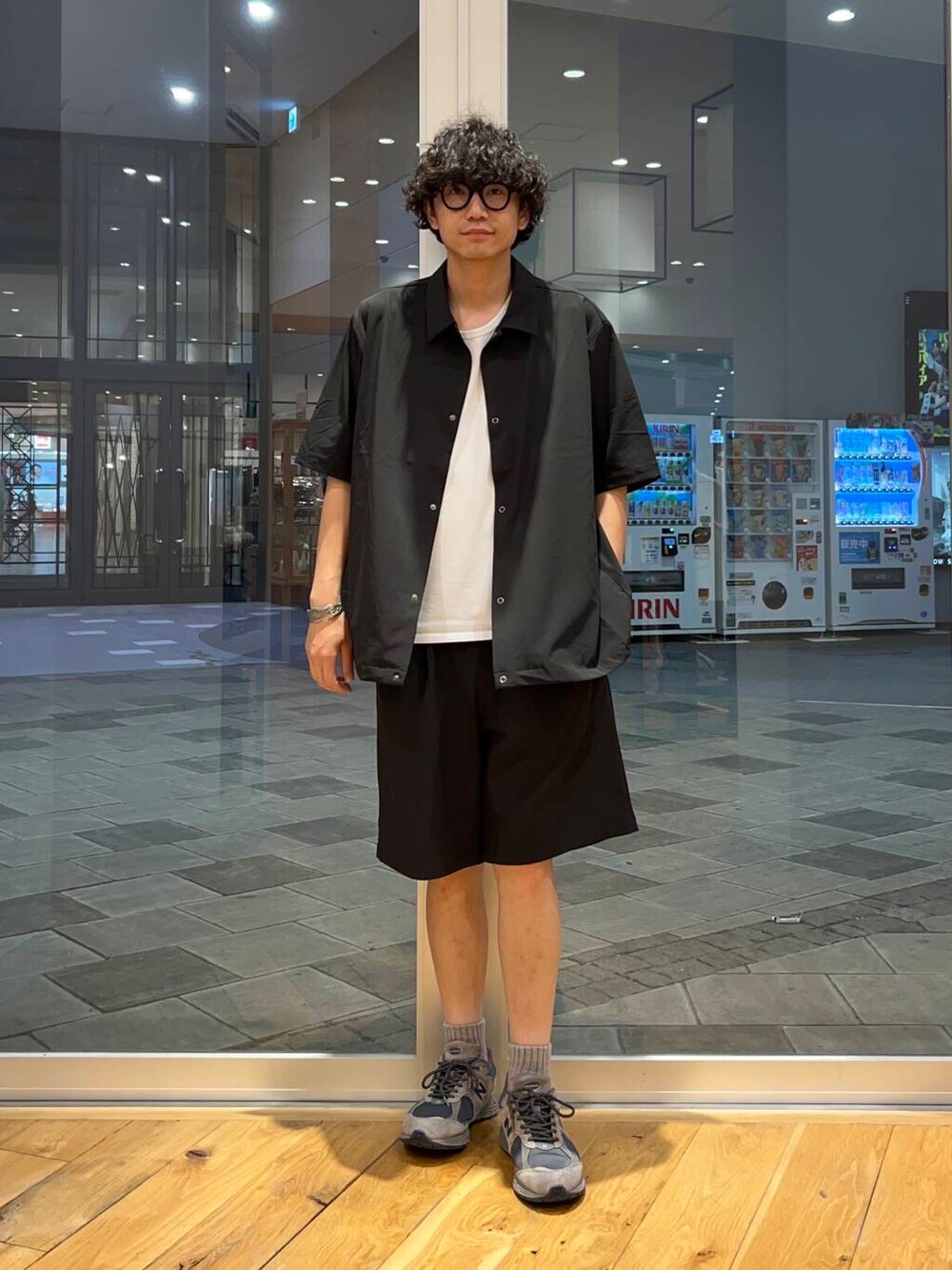 ブラック系のシャツ/ブラウス、ブラック系のその他パンツを着用したメンズの夏コーディネートの3枚目の写真