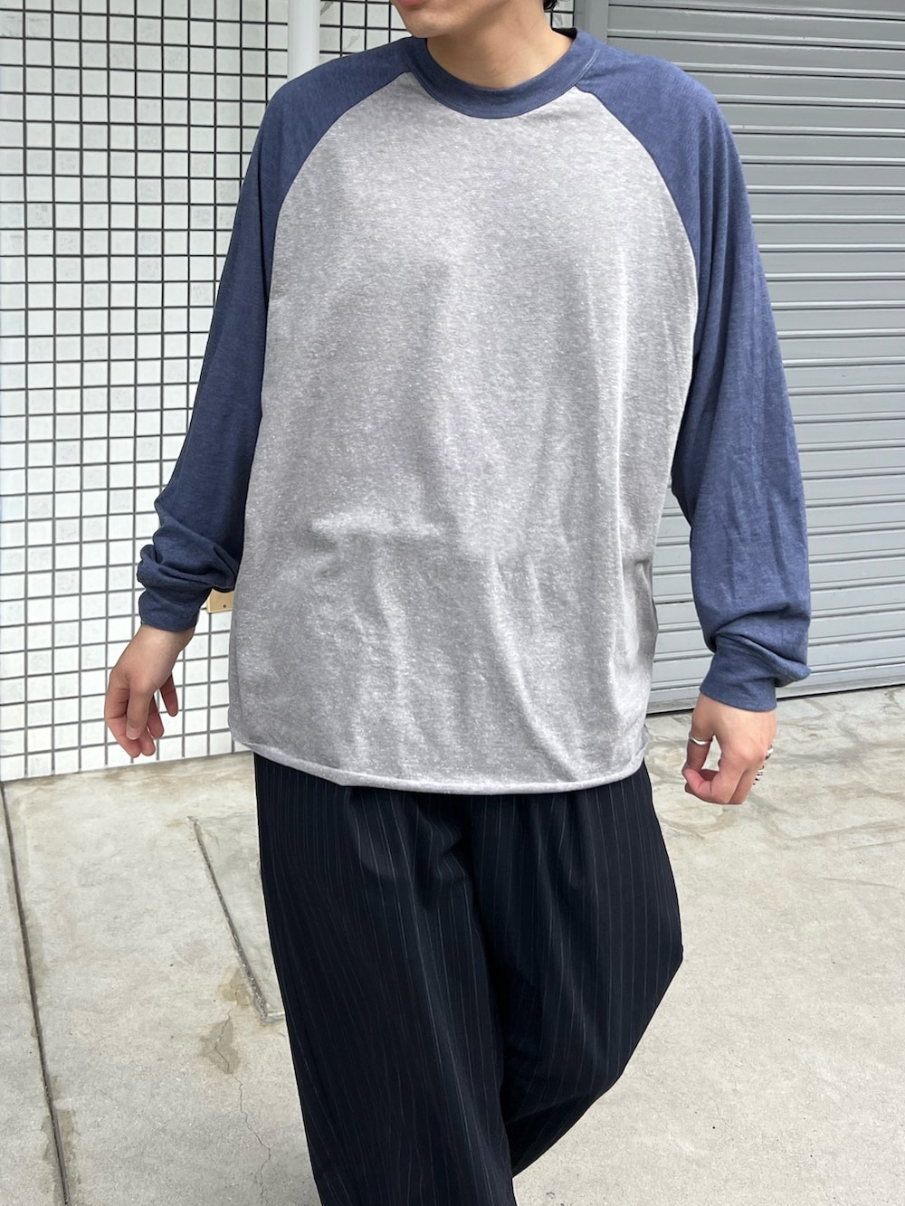 ブルー系のTシャツ/カットソーを着用したメンズの冬コーディネートの3枚目の写真