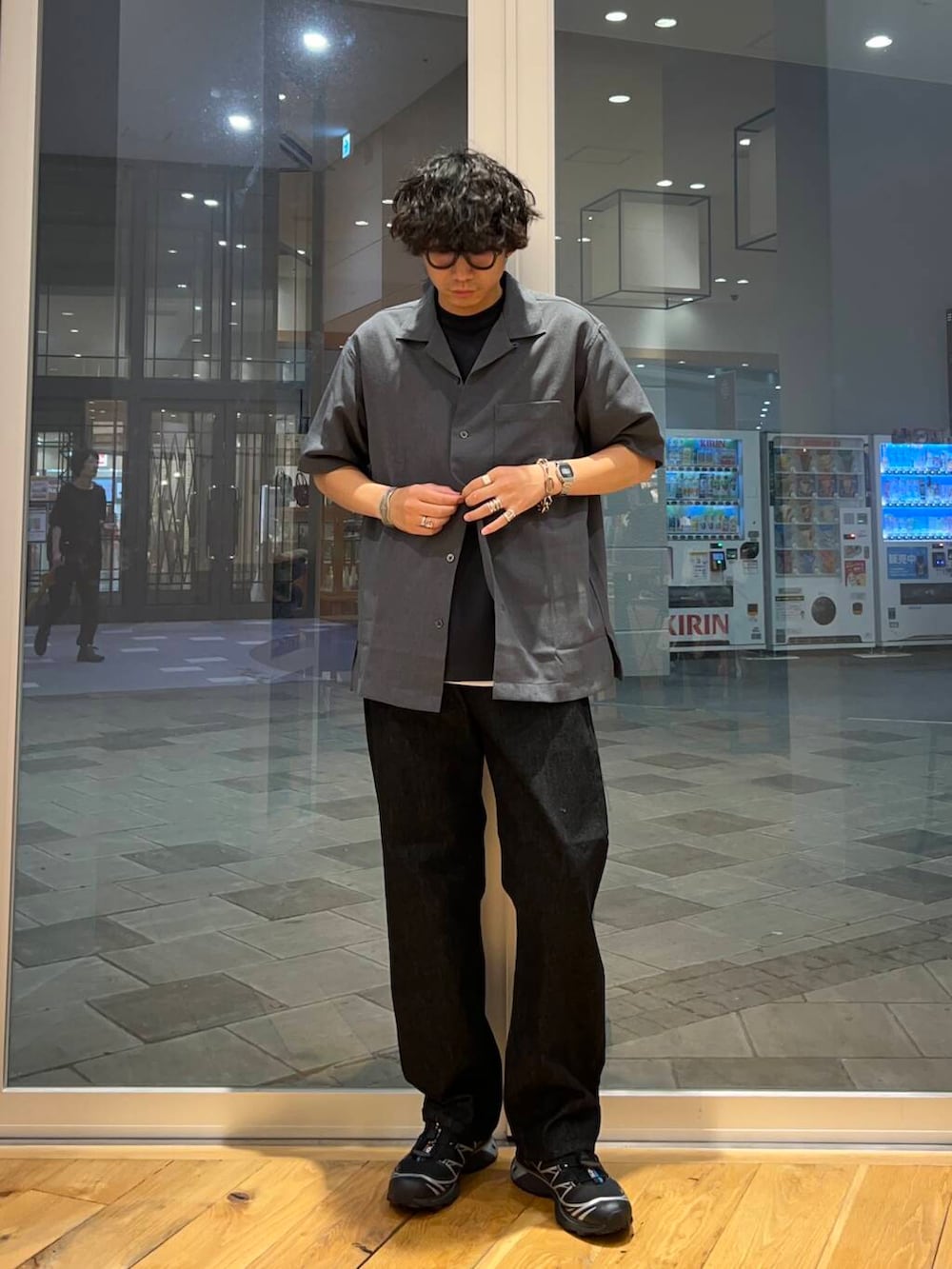 グレー系のシャツ/ブラウス、グレー系のTシャツ/カットソー、ブラック系のデニムパンツを着用したメンズの夏コーディネートの3枚目の写真