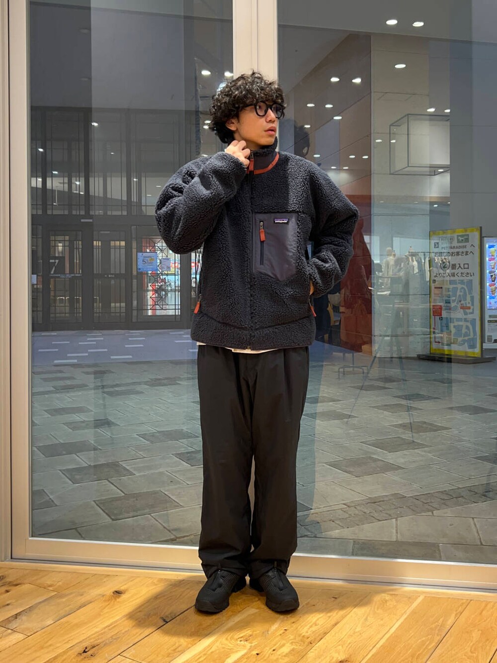 ブラック系のその他パンツ、グレー系のスウェット、ブルー系のテーラードジャケットを着用したメンズの秋コーディネートの2枚目の写真