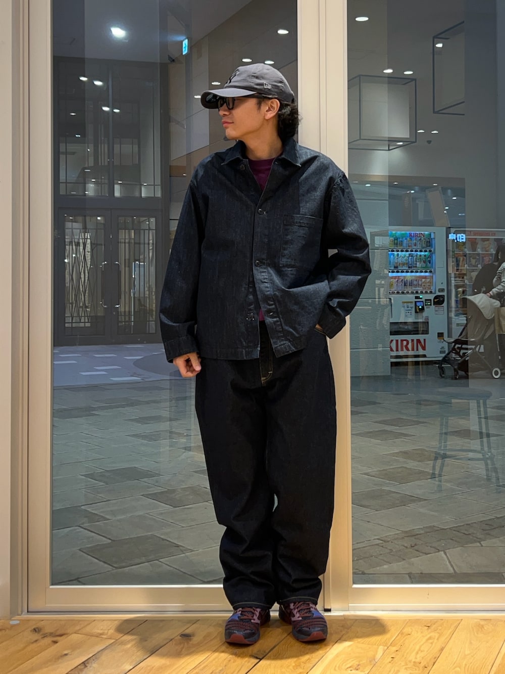 ブルー系のデニムパンツ、ブルー系のカバーオールを着用したメンズの春コーディネートの2枚目の写真