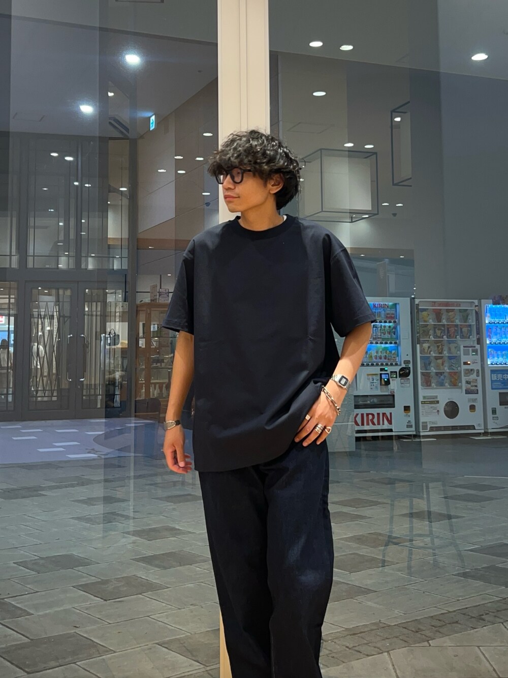 ブルー系のTシャツ/カットソー、ブルー系のデニムパンツを着用したメンズの夏コーディネートの3枚目の写真