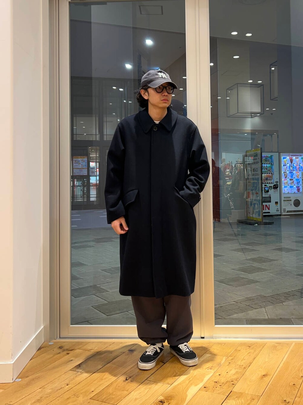 ブルー系のその他アウター、グレー系のその他パンツ、ブルー系のニット/セーターを着用したメンズの冬コーディネートの3枚目の写真