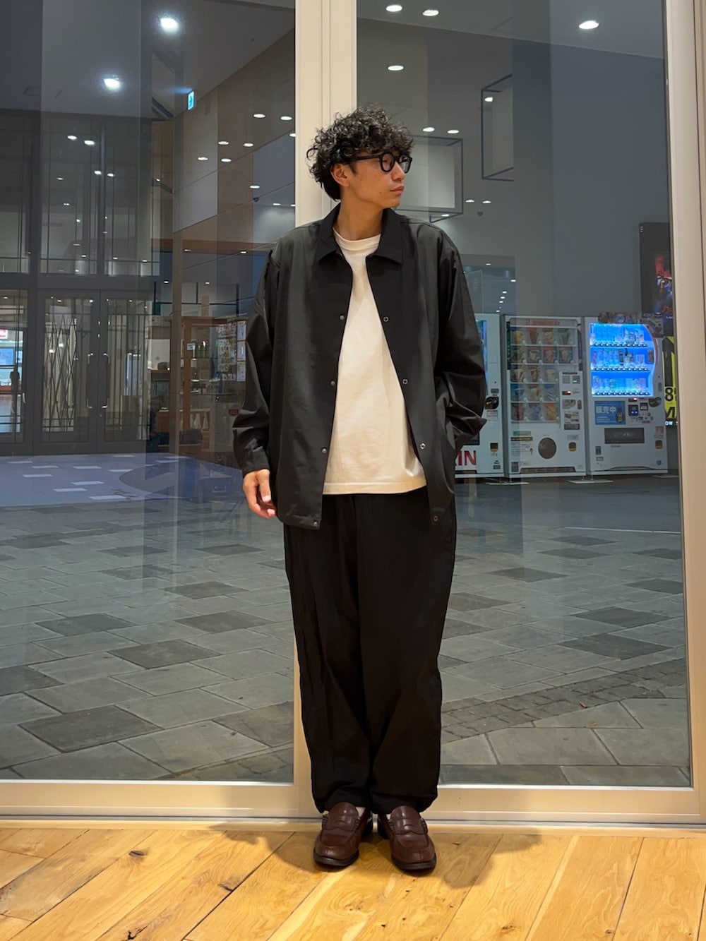 ブラック系のシャツ/ブラウス、グレー系のその他パンツを着用したメンズの秋コーディネートの3枚目の写真