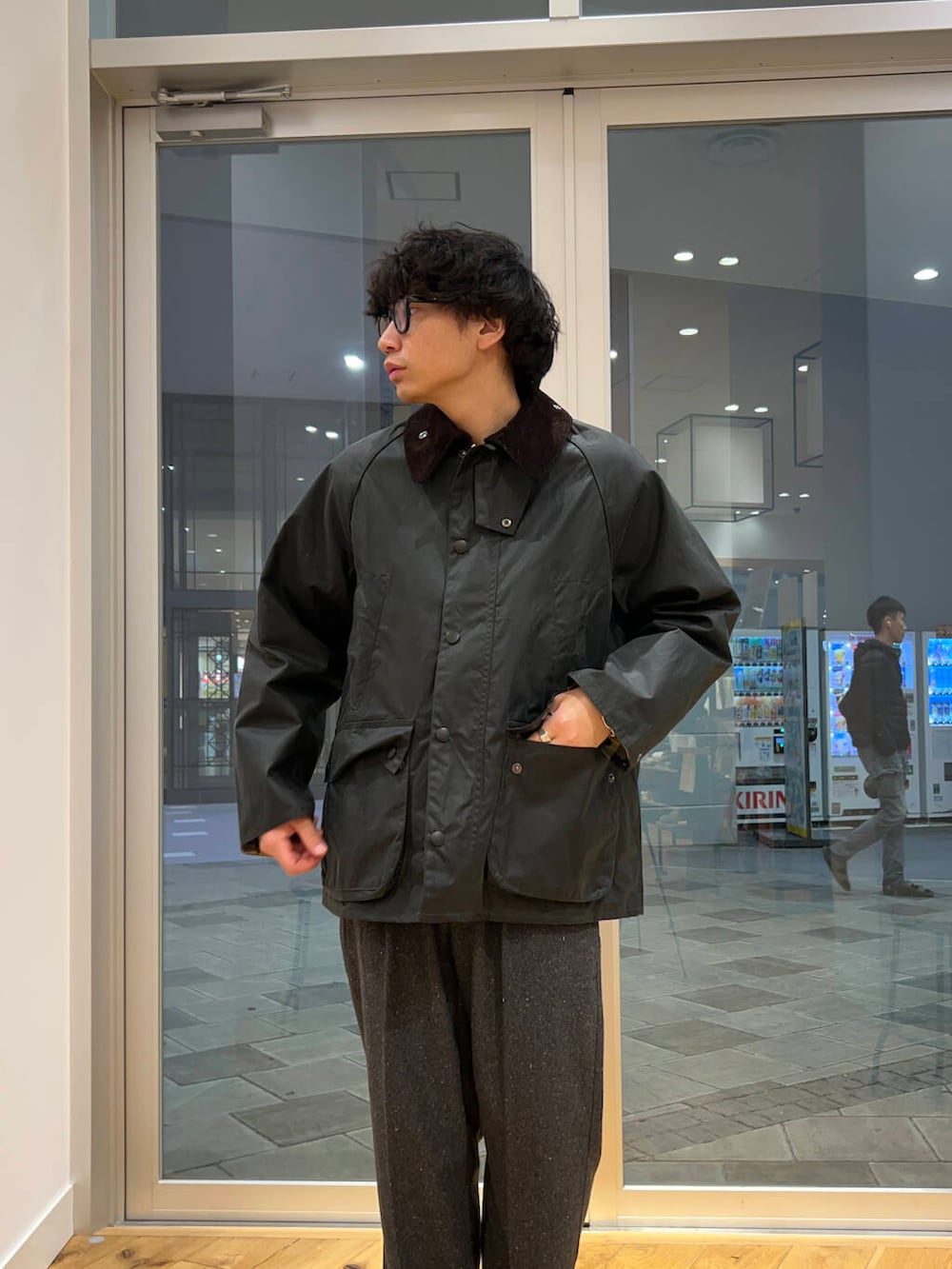 グレー系のその他パンツ、レッド系のスウェット、グリーン系のテーラードジャケットを着用したメンズの冬コーディネートの3枚目の写真