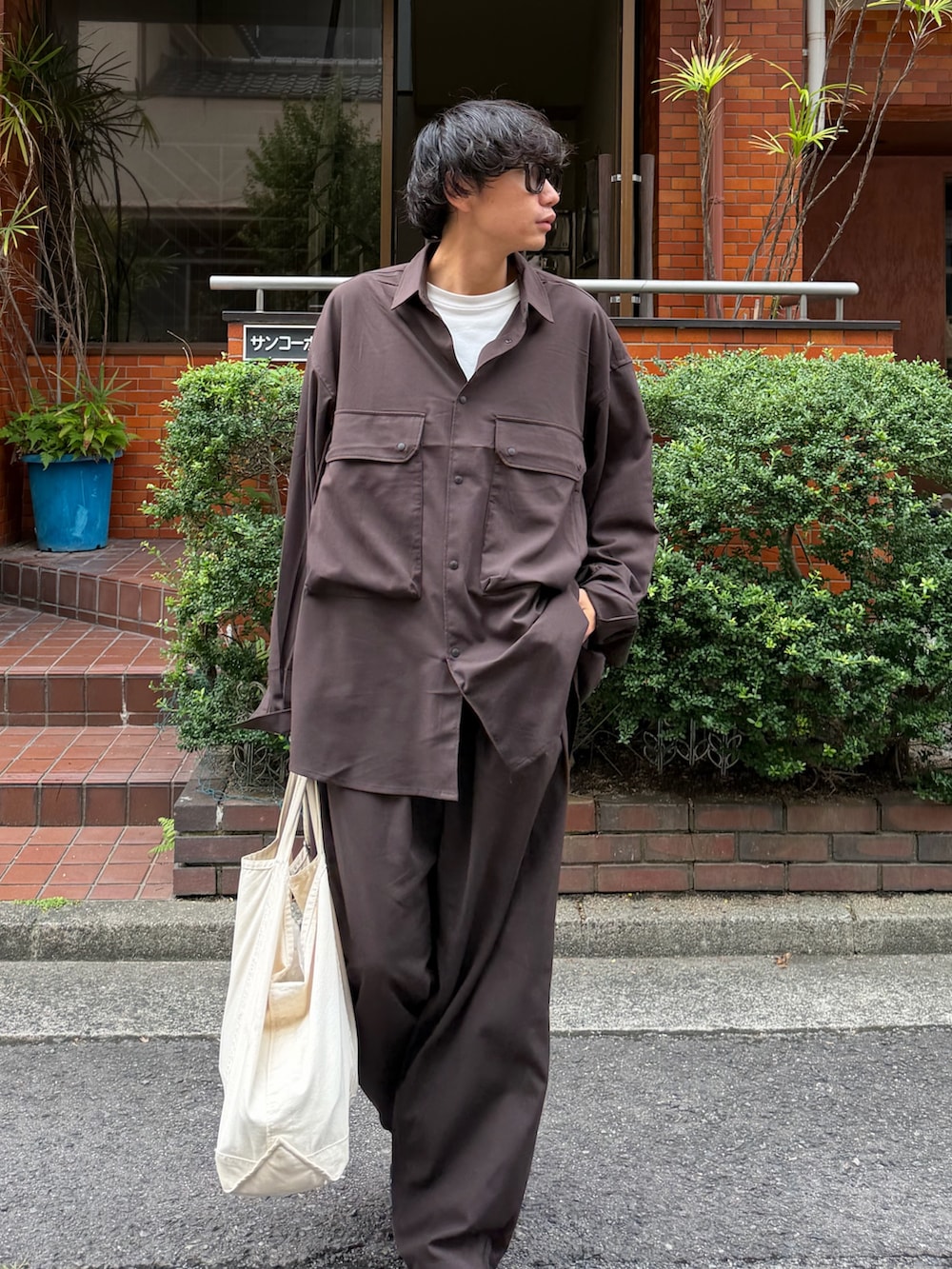 ブラウン系のシャツ/ブラウス、ブラウン系のその他パンツを着用したメンズの秋コーディネートの2枚目の写真