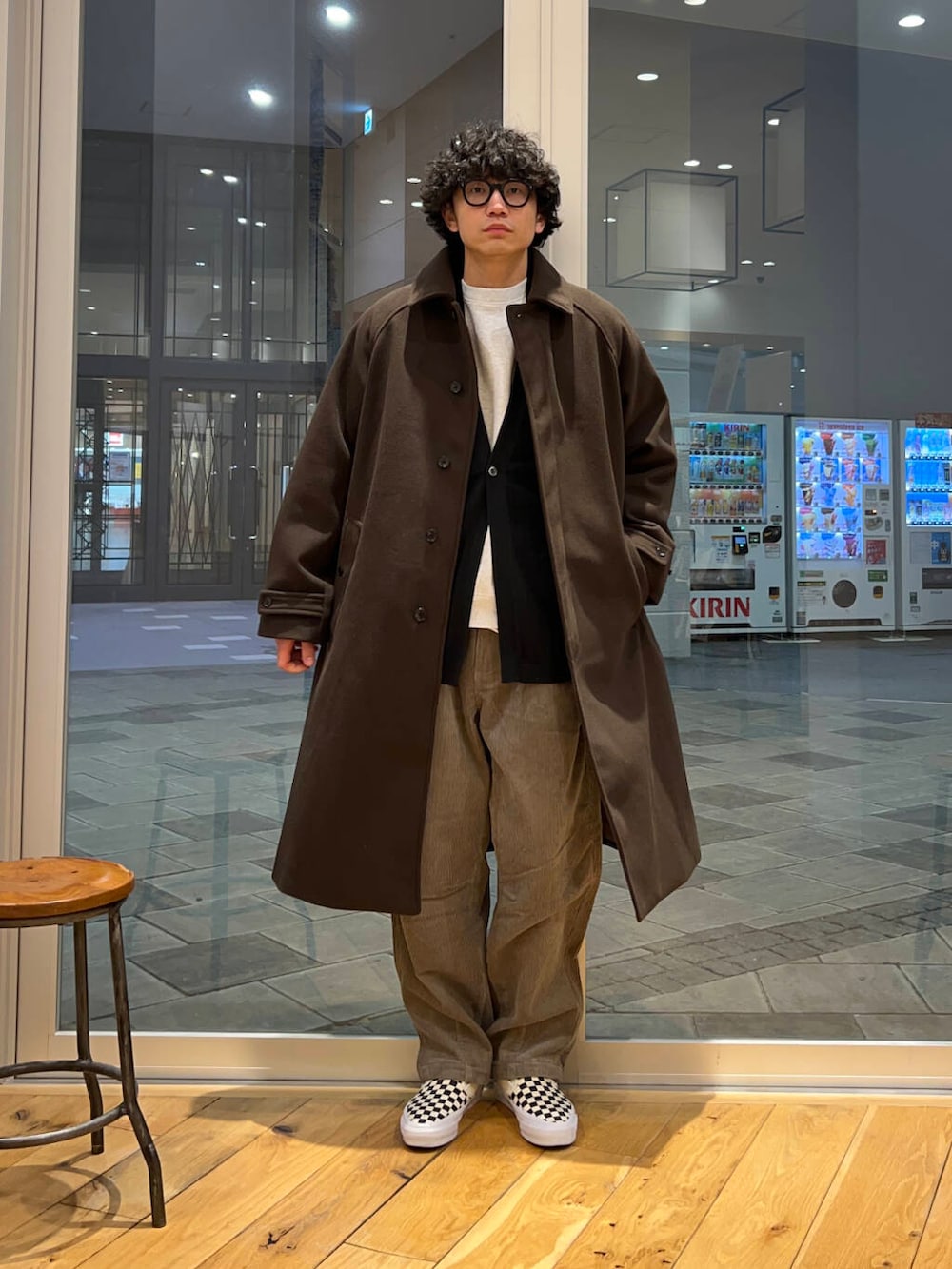 ブラウン系のその他パンツ、グレー系のスウェット、ブラック系のカーディガン/ボレロを着用したメンズの冬コーディネートの2枚目の写真