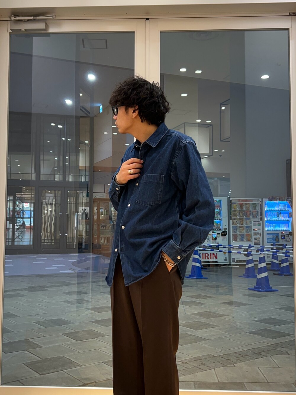 ブラウン系のその他パンツ、ブルー系のシャツ/ブラウスを着用したメンズの秋コーディネートの3枚目の写真