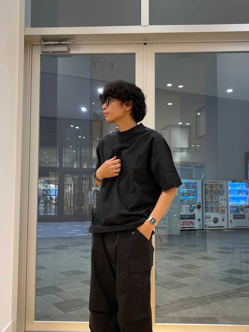 ブラック系のその他パンツ、ブラック系のTシャツ/カットソーを着用したメンズの夏コーディネートの3枚目の写真