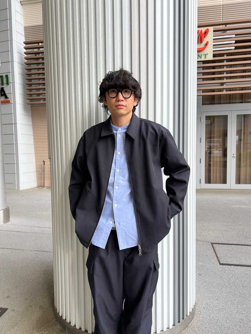ブルー系のその他パンツ、ブルー系のシャツ/ブラウス、ブルー系のブルゾンを着用したメンズの春コーディネートの2枚目の写真