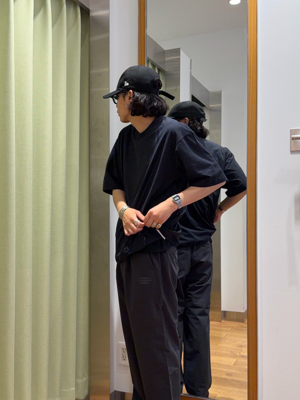 ブルー系のその他パンツ、ブラック系のTシャツ/カットソーを着用したメンズの夏コーディネートの2枚目の写真