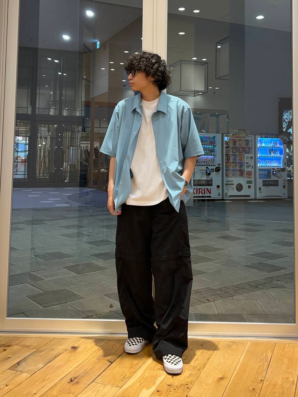 ブラック系のその他パンツ、ブルー系のシャツ/ブラウスを着用したメンズの春コーディネートの2枚目の写真