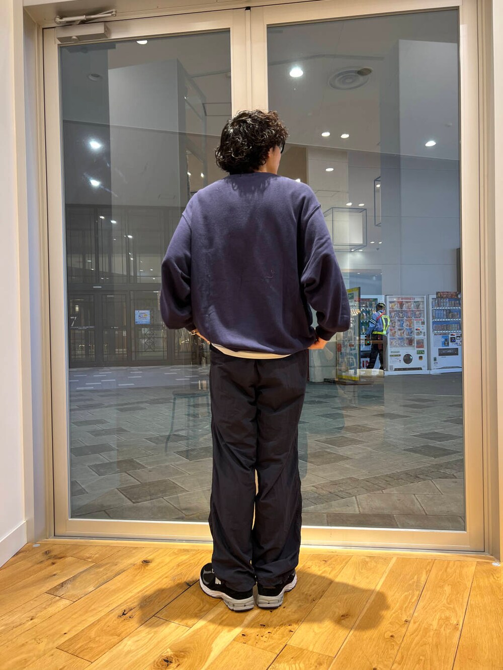 ブルー系のその他パンツ、ブルー系のスウェット、ブラック系のスニーカーを着用したメンズの秋コーディネートの2枚目の写真