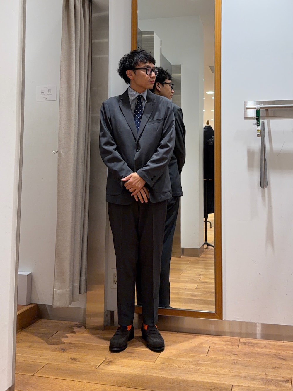 グレー系のその他アウター、グレー系のその他パンツ、その他のネクタイを着用したメンズの秋コーディネートの2枚目の写真